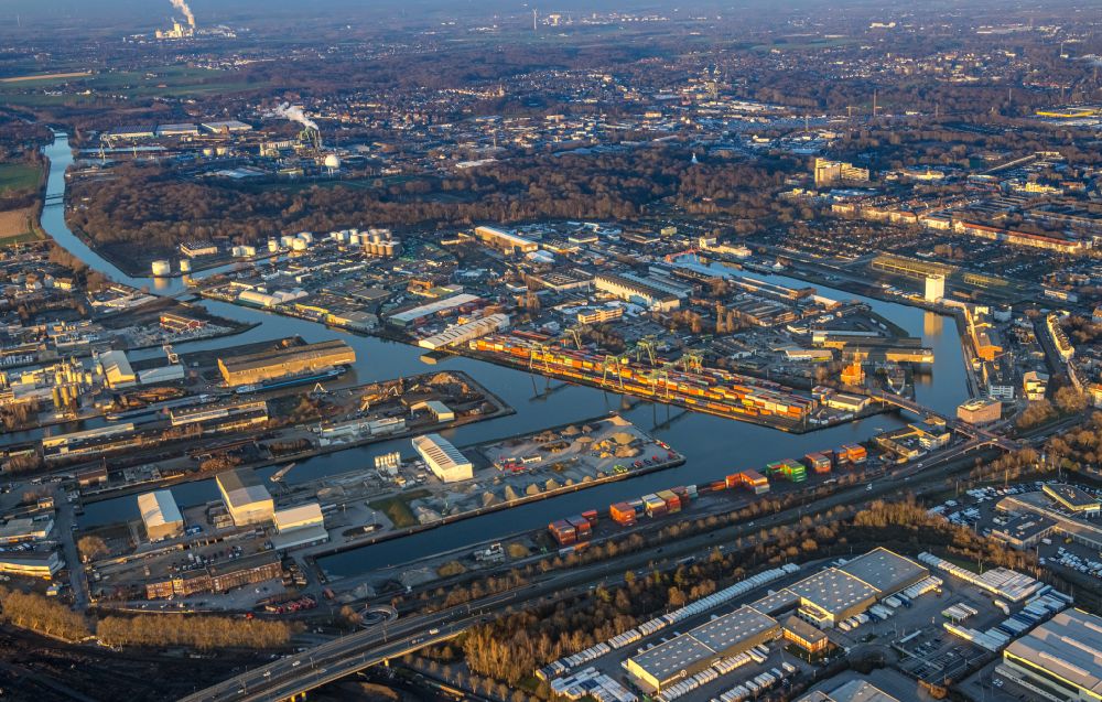 Dortmund von oben - Hafen und Hafengelände des Binnenhafen am Ufer der Ruhr in Dortmund im Bundesland Nordrhein-Westfalen, Deutschland