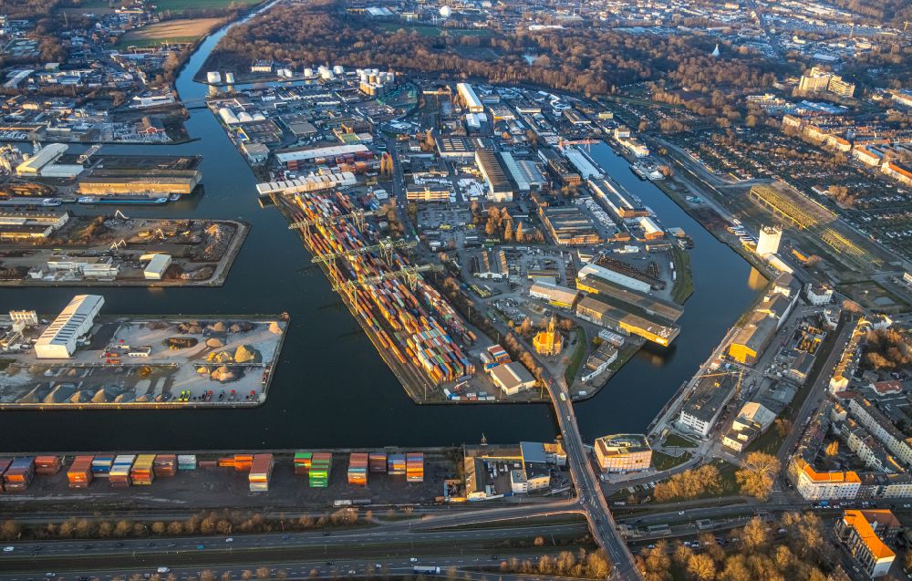 Dortmund aus der Vogelperspektive: Hafen und Hafengelände des Binnenhafen am Ufer der Ruhr in Dortmund im Bundesland Nordrhein-Westfalen, Deutschland