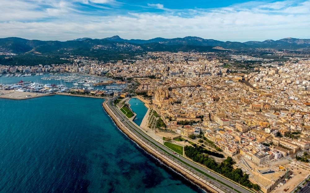 Palma von oben - Hafen an der Meeres- Küste mit Altstadt an der Bucht in Palma in Balearische Insel Mallorca, Spanien
