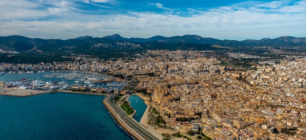 Palma aus der Vogelperspektive: Hafen an der Meeres- Küste mit Altstadt an der Bucht in Palma in Balearische Insel Mallorca, Spanien