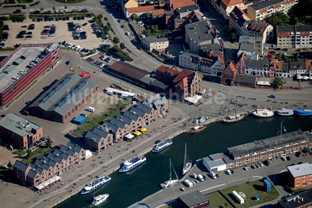 Luftbild Wismar - Hafen an der Meeres- Küste der Ostsee mit Alter Hafen in Wismar im Bundesland Mecklenburg-Vorpommern, Deutschland