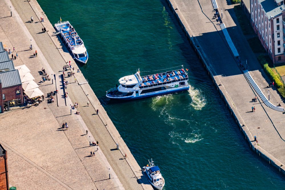 Luftaufnahme Hansestadt Wismar - Hafen an der Meeres- Küste der Ostsee mit Alter Hafen in Wismar im Bundesland Mecklenburg-Vorpommern, Deutschland