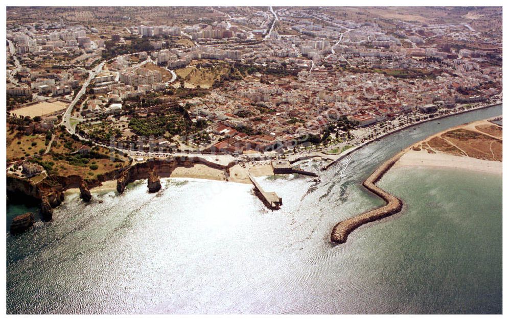 Lagos aus der Vogelperspektive: Hafen - und Stadtansicht in Lagos an der Algarve / Portugal.