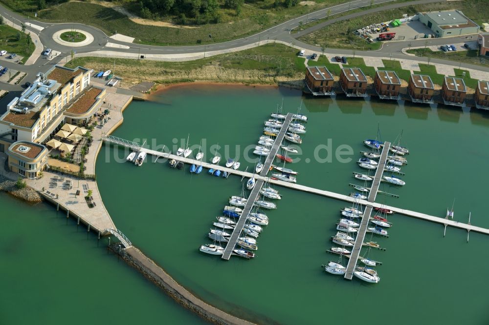 Luftbild Grosspösna - Hafenanlage an der Ferienanlage Lagovida auf der Magdeborner Halbinsel im Rekultivierungsgebiet Neuseenland Störmthaler See bei Großpösna in Sachsen