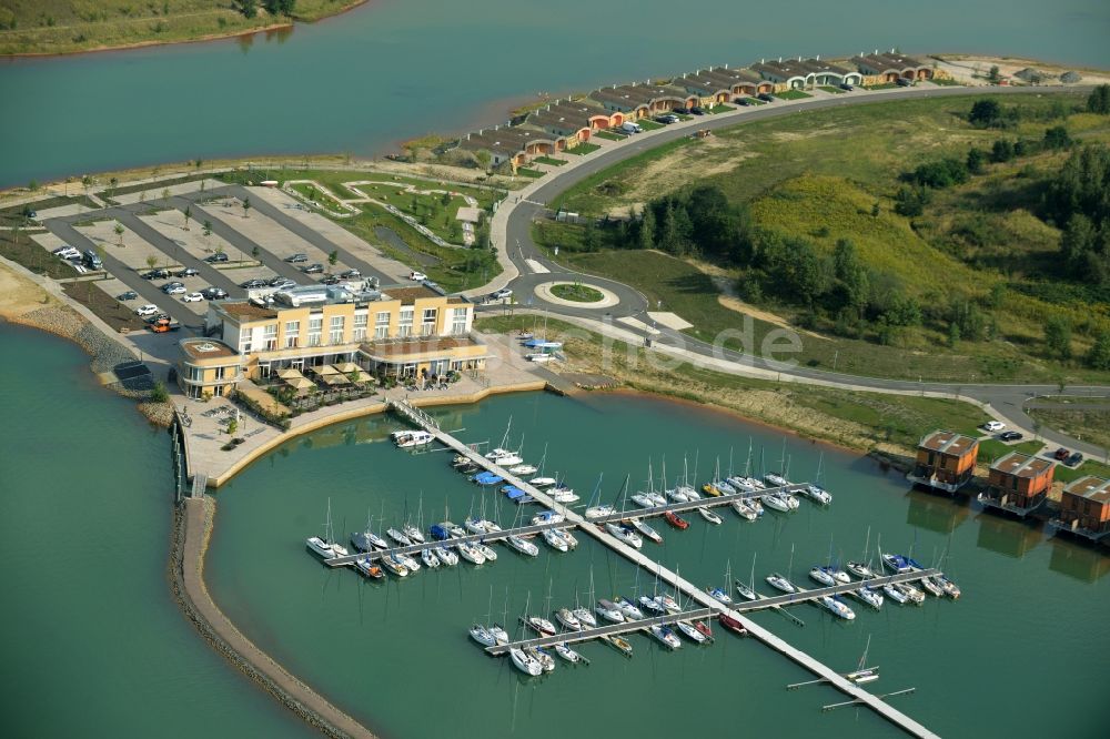 Luftbild Grosspösna - Hafenanlage an der Ferienanlage Lagovida auf der Magdeborner Halbinsel im Rekultivierungsgebiet Neuseenland Störmthaler See bei Großpösna in Sachsen