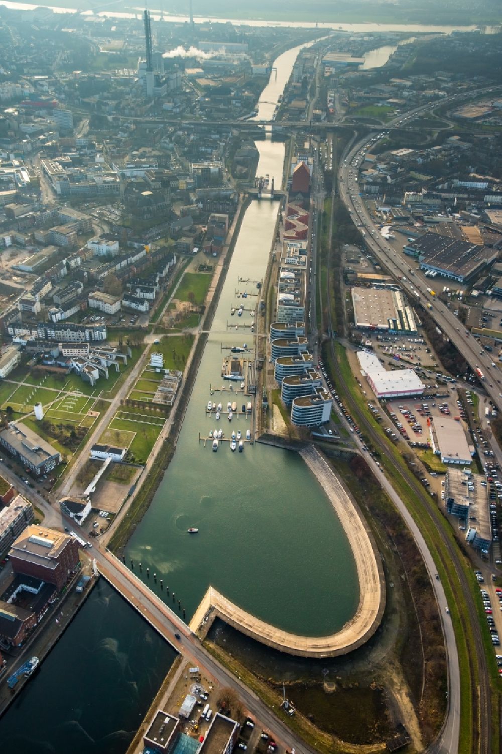 Duisburg aus der Vogelperspektive: Hafenanlage des Innenhafen mit dem Becken Holzhafen in Duisburg im Bundesland Nordrhein-Westfalen