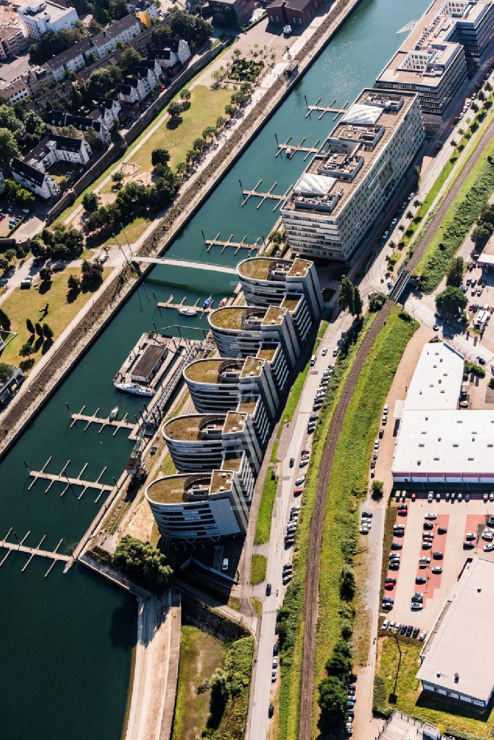 Duisburg von oben - Hafenanlage des Innenhafen mit dem Becken Holzhafen in Duisburg im Bundesland Nordrhein-Westfalen