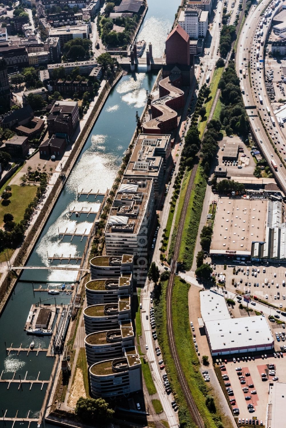 Duisburg aus der Vogelperspektive: Hafenanlage des Innenhafen mit dem Becken Holzhafen in Duisburg im Bundesland Nordrhein-Westfalen