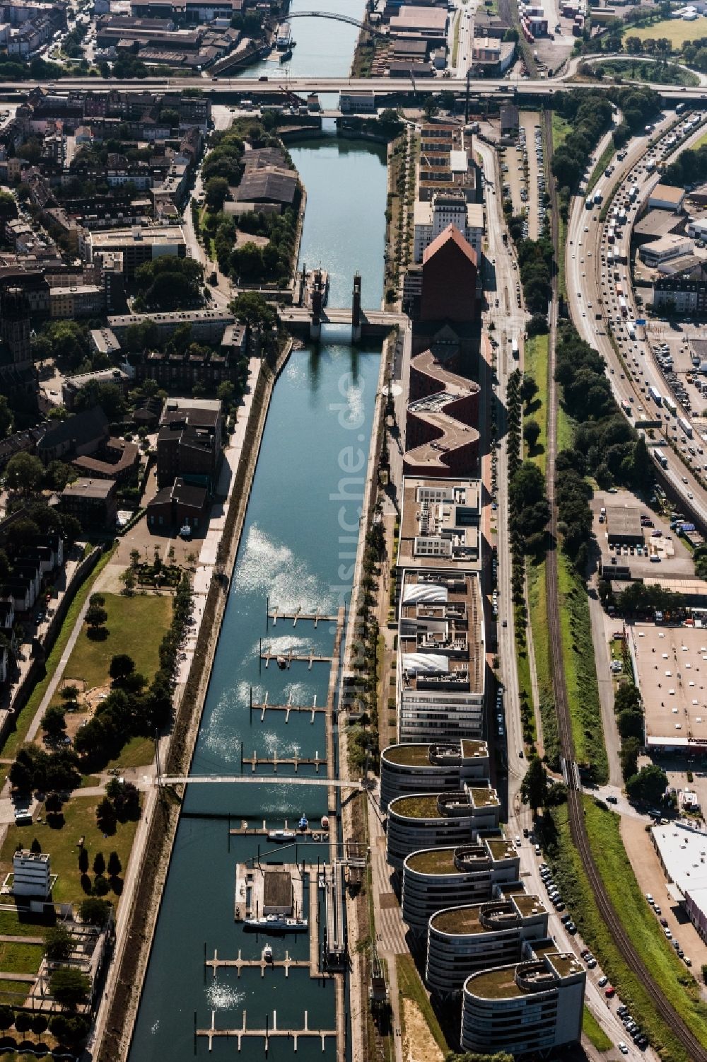 Luftbild Duisburg - Hafenanlage des Innenhafen mit dem Becken Holzhafen in Duisburg im Bundesland Nordrhein-Westfalen