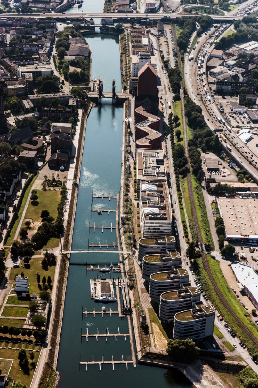 Luftaufnahme Duisburg - Hafenanlage des Innenhafen mit dem Becken Holzhafen in Duisburg im Bundesland Nordrhein-Westfalen