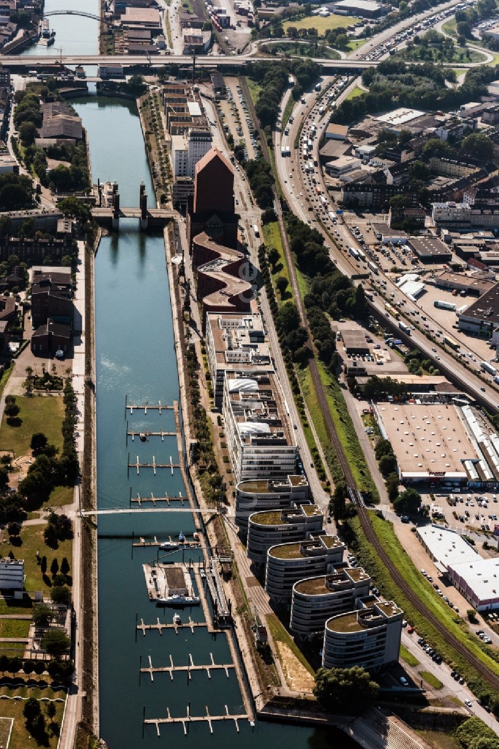Duisburg von oben - Hafenanlage des Innenhafen mit dem Becken Holzhafen in Duisburg im Bundesland Nordrhein-Westfalen