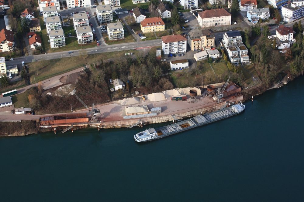 Luftaufnahme Rheinfelden (Baden) - Hafenanlage mit Lagerflächen und Frachtschiff in Rheinfelden (Baden) im Bundesland Baden-Württemberg