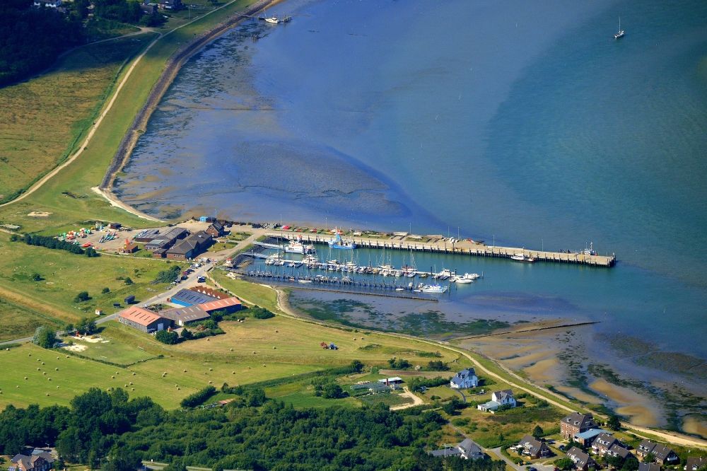 Luftaufnahme Wittdün auf Amrum - Hafenanlagen und Anlegestellen des Tonnenhafen in Wittdün auf Amrum im Bundesland Schleswig-Holstein