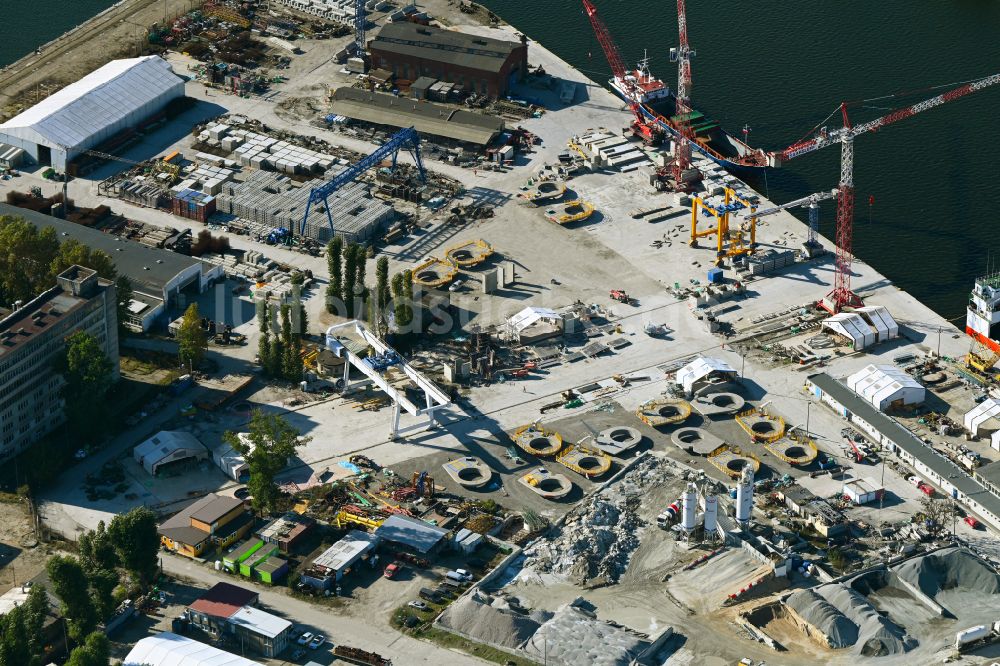 Luftbild Swinemünde - Hafenanlagen des Beton- und Baustoffterminal am Ufer des Hafenbeckens Swinemünde am Fluss Swina in Swinemünde in Woiwodschaft Westpommern, Polen