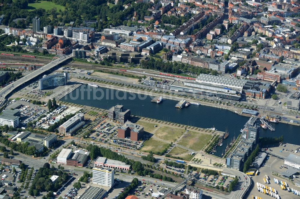 Luftbild Kiel - Hafenanlagen mit Bürohäusern und Speditions und Logistikunternehmen in Kiel im Bundesland Schleswig-Holstein