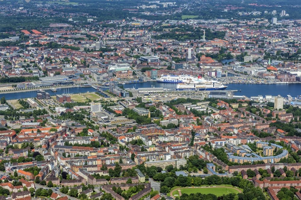Kiel von oben - Hafenanlagen mit Bürohäusern und Speditions und Logistikunternehmen in Kiel im Bundesland Schleswig-Holstein