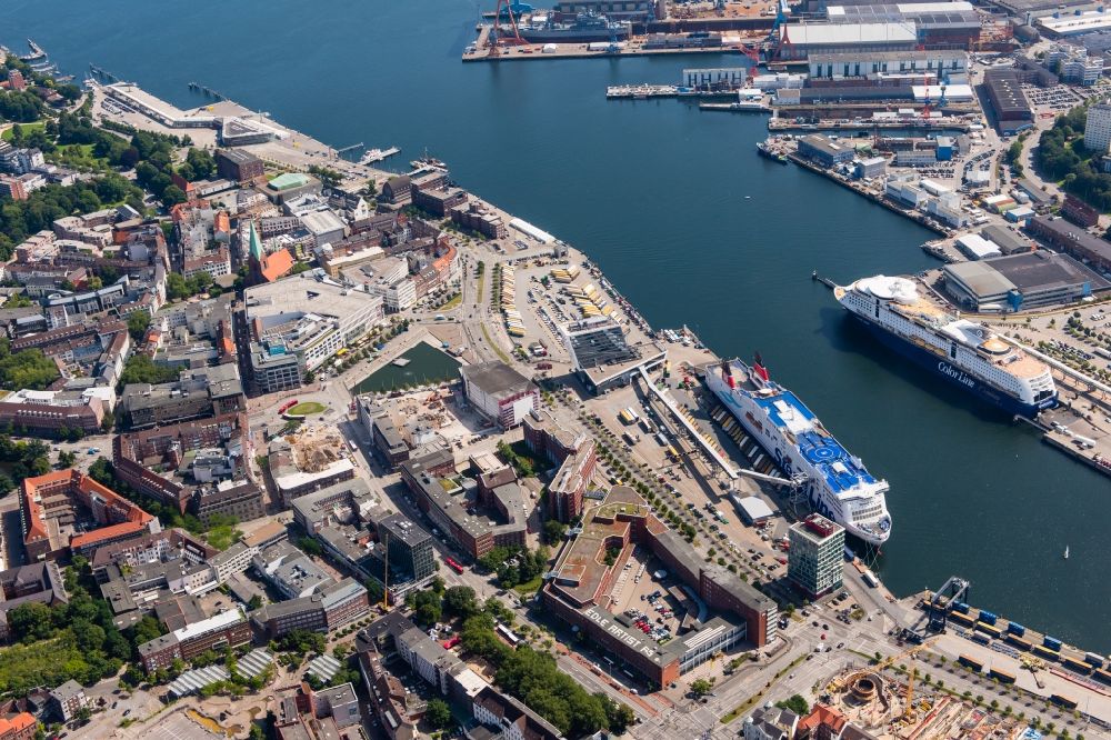 Kiel aus der Vogelperspektive: Hafenanlagen mit Bürohäusern und Speditions und Logistikunternehmen in Kiel im Bundesland Schleswig-Holstein