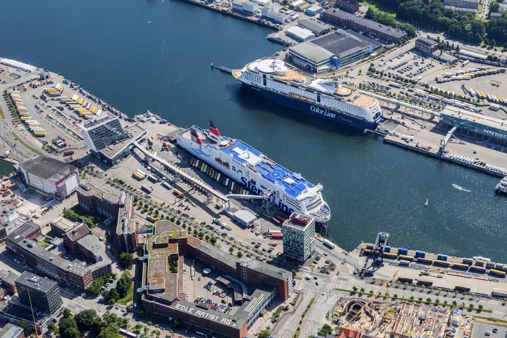 Kiel von oben - Hafenanlagen mit Bürohäusern und Speditions und Logistikunternehmen in Kiel im Bundesland Schleswig-Holstein