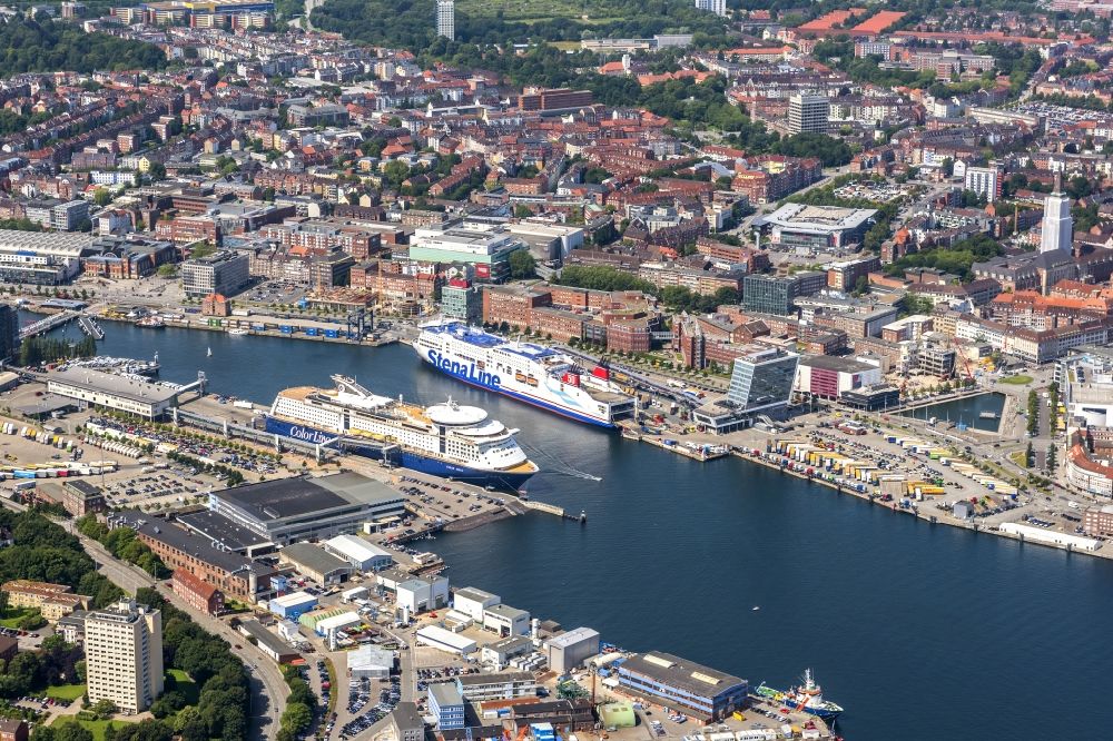 Kiel aus der Vogelperspektive: Hafenanlagen mit Bürohäusern und Speditions und Logistikunternehmen in Kiel im Bundesland Schleswig-Holstein
