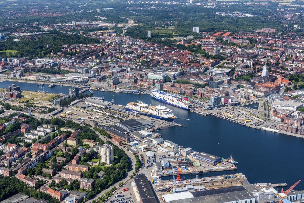 Luftbild Kiel - Hafenanlagen mit Bürohäusern und Speditions und Logistikunternehmen in Kiel im Bundesland Schleswig-Holstein