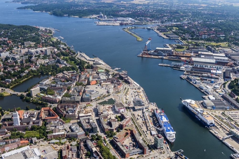 Luftaufnahme Kiel - Hafenanlagen mit Bürohäusern und Speditions und Logistikunternehmen in Kiel im Bundesland Schleswig-Holstein
