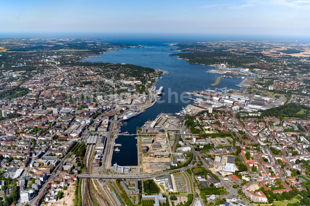 Luftbild Kiel - Hafenanlagen mit Bürohäusern und Speditions- und Logistikunternehmen in Kiel im Bundesland Schleswig-Holstein, Deutschland