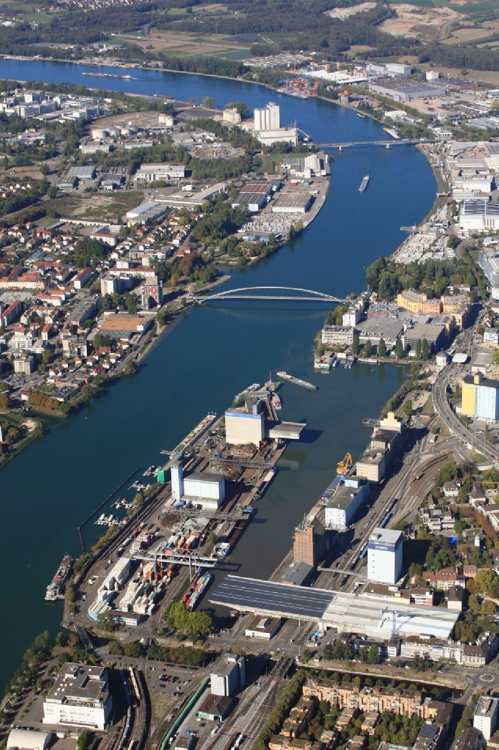 Luftbild Basel - Hafenanlagen im Dreiländereck am Rhein im Ortsteil Kleinhüningen in Basel in Schweiz