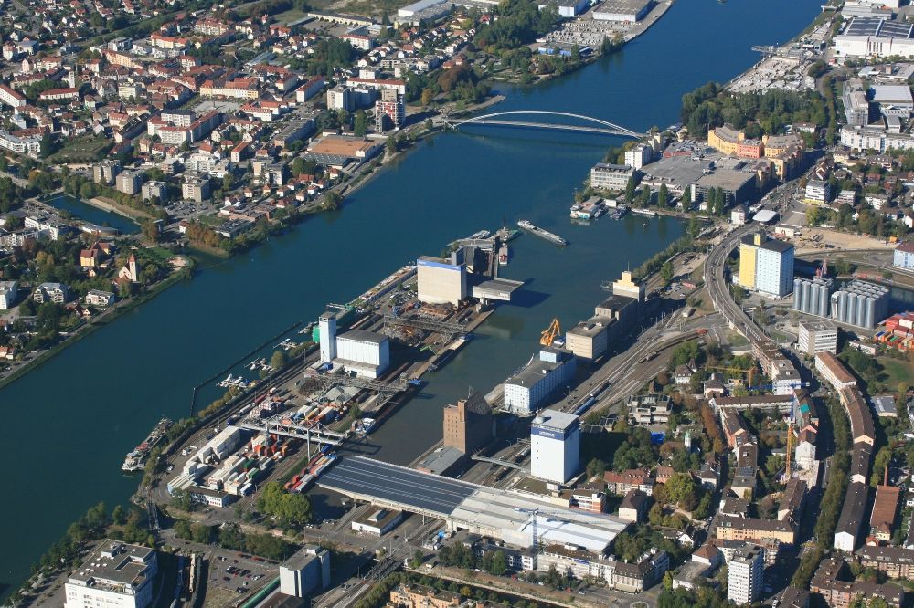 Luftaufnahme Basel - Hafenanlagen im Dreiländereck am Rhein im Ortsteil Kleinhüningen in Basel in Schweiz