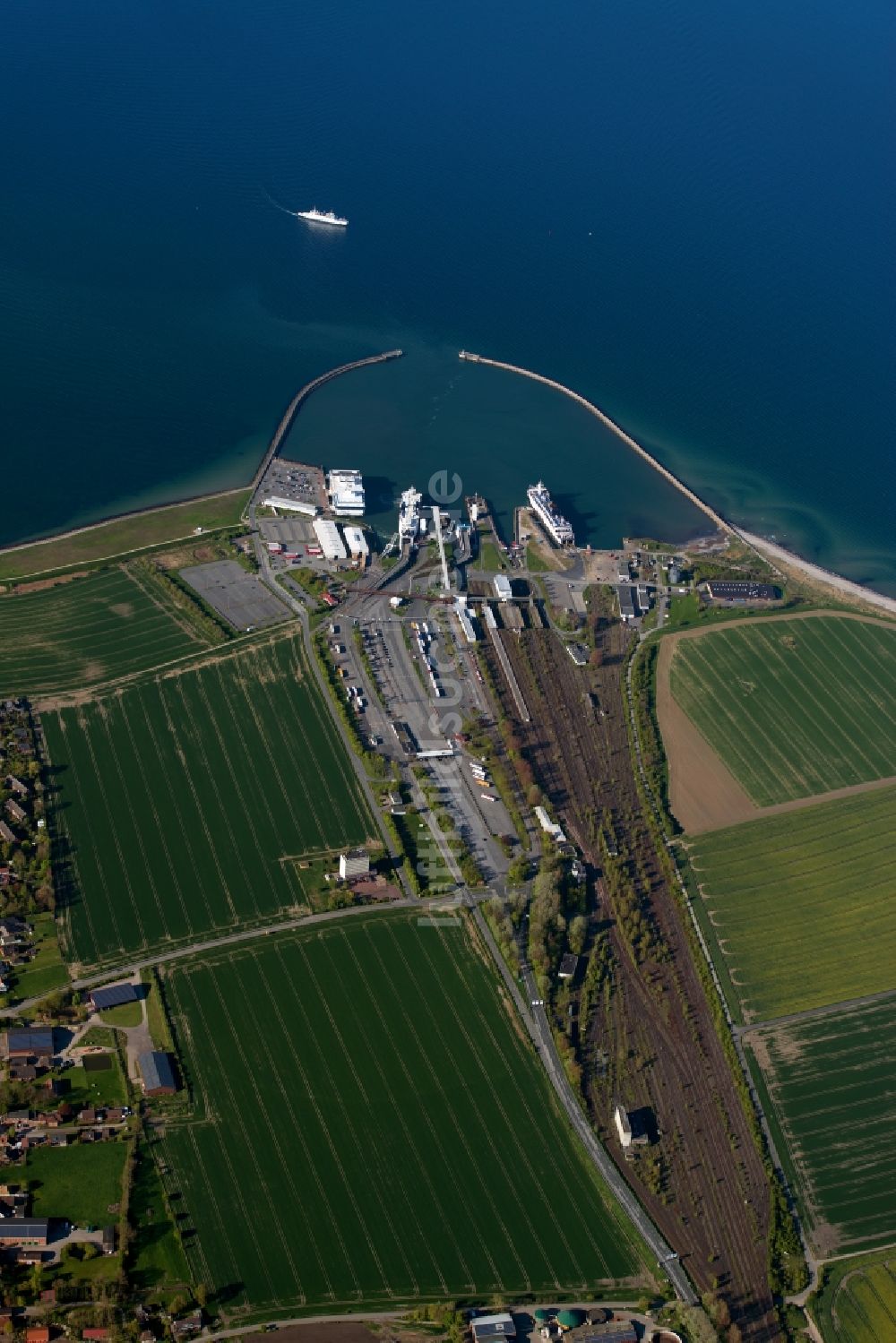 Fehmarn von oben - Hafenanlagen des Fährhafens und Bahnhofs Puttgarden in Fehmarn im Bundesland Schleswig-Holstein, Deutschland
