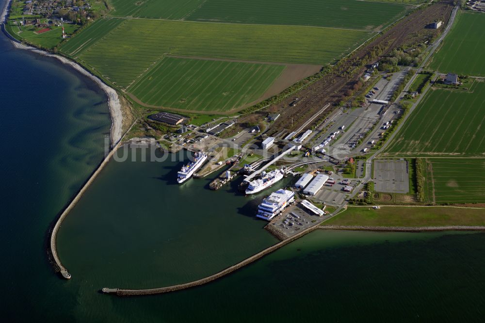 Luftbild Fehmarn - Hafenanlagen des Fährhafens und Bahnhofs Puttgarden in Fehmarn im Bundesland Schleswig-Holstein, Deutschland