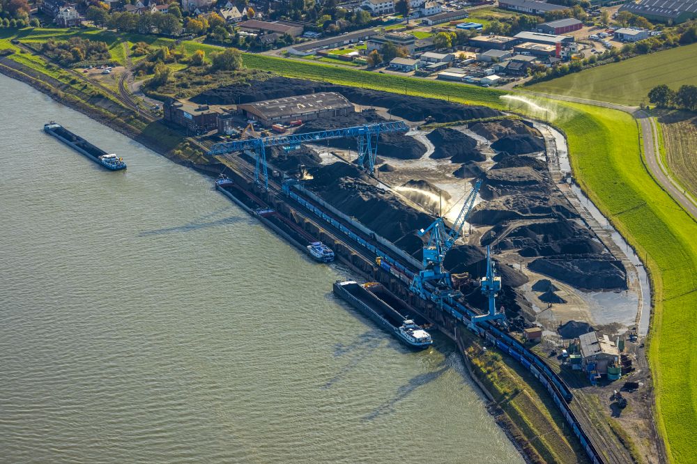 Luftaufnahme Orsoy - Hafenanlagen am Flussverlaufes des Rhein in Orsoy im Bundesland Nordrhein-Westfalen, Deutschland