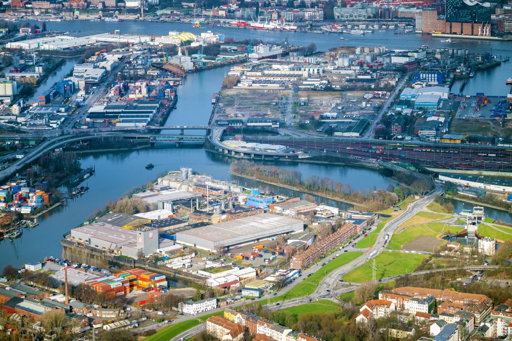 Luftbild Hamburg - Hafenanlagen Industiebetriebe am Ufer des Hafenbeckens am Klütjenfelder Hafen entlang der Klütjenfelder Straße im Ortsteil Wilhelmsburg in Hamburg, Deutschland