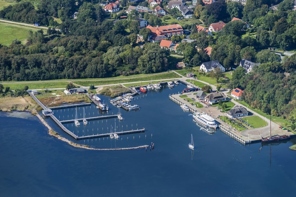 Luftbild Insel Hiddensee - Hafenanlagen von Kloster an der Meeres- Küste der Ostsee auf der Insel Hiddensee im Bundesland Mecklenburg-Vorpommern