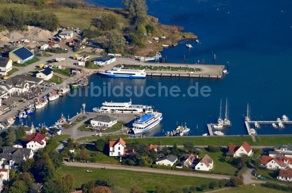 Luftaufnahme Insel Hiddensee - Hafenanlagen von Kloster an der Meeres- Küste der Ostsee auf der Insel Hiddensee im Bundesland Mecklenburg-Vorpommern