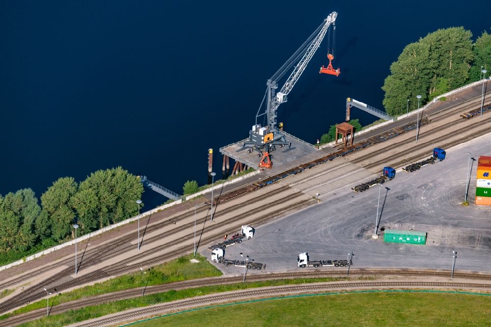 Luftaufnahme Wittenberge - Hafenanlagen mit Kran am Ufer des Flußverlaufes der Elbe in Wittenberge im Bundesland Brandenburg, Deutschland