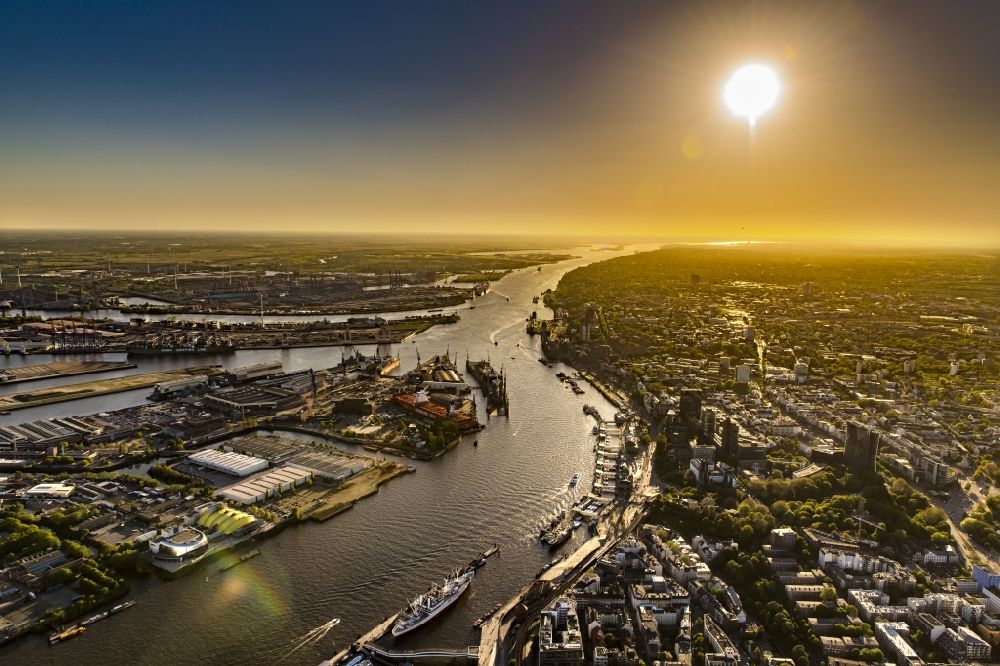 Luftbild Hamburg - Hafenanlagen, Landungsbrücken im Sonnenuntergang am Ufer des Flußverlaufes der der Elbe in Hamburg, Deutschland