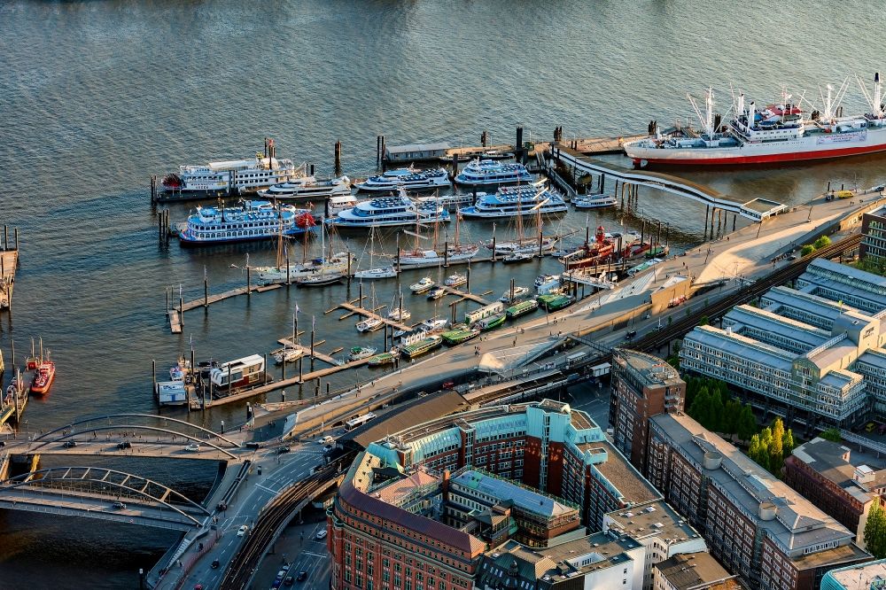Hamburg von oben - Hafenanlagen, Landungsbrücken im Sonnenuntergang am Ufer des Flußverlaufes der der Elbe in Hamburg, Deutschland