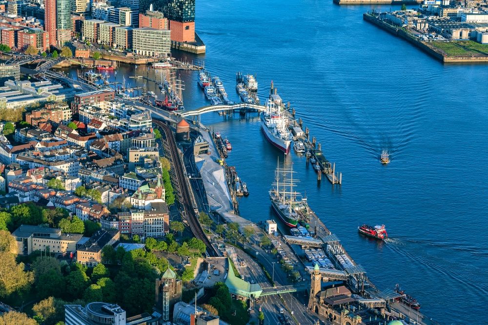 Hamburg aus der Vogelperspektive: Hafenanlagen, Landungsbrücken im Sonnenuntergang am Ufer des Flußverlaufes der der Elbe in Hamburg, Deutschland