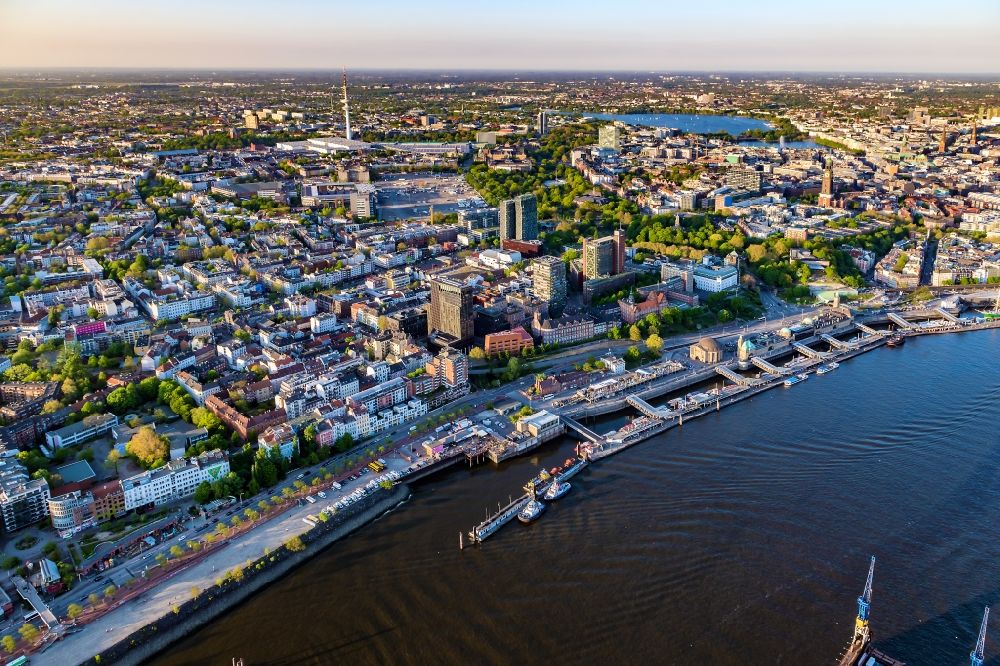 Luftaufnahme Hamburg - Hafenanlagen, Landungsbrücken im Sonnenuntergang am Ufer des Flußverlaufes der der Elbe in Hamburg, Deutschland