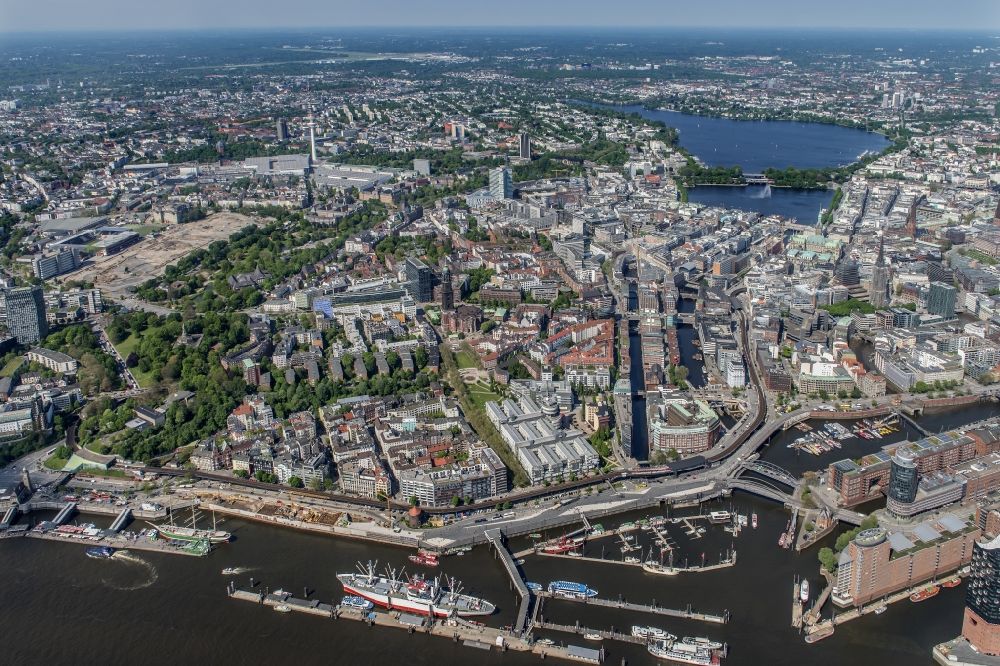Hamburg von oben - Hafenanlagen, Landungsbrücken am Ufer des Flußverlaufes der der Elbe in Hamburg, Deutschland