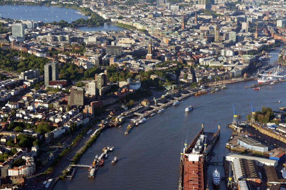 Hamburg aus der Vogelperspektive: Hafenanlagen, Landungsbrücken am Ufer des Flußverlaufes der der Elbe in Hamburg, Deutschland