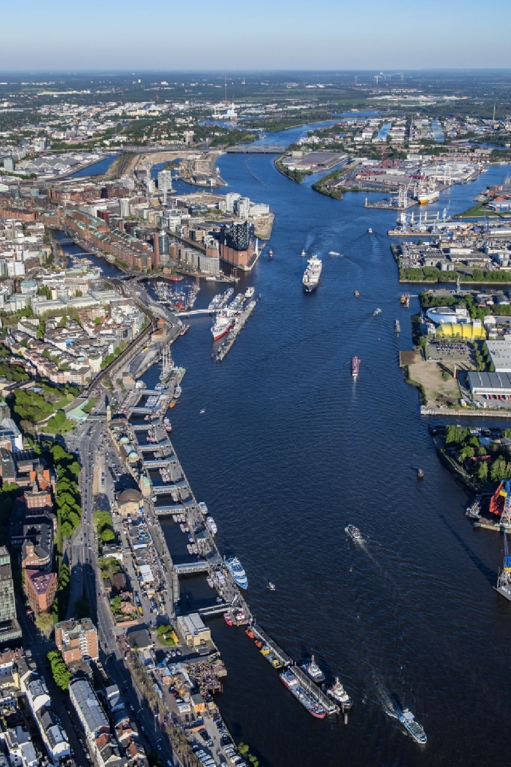 Luftaufnahme Hamburg - Hafenanlagen, Landungsbrücken am Ufer des Flußverlaufes der der Elbe in Hamburg, Deutschland