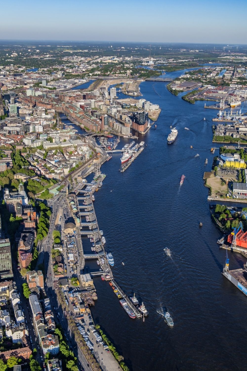 Luftaufnahme Hamburg - Hafenanlagen, Landungsbrücken am Ufer des Flußverlaufes der der Elbe in Hamburg, Deutschland