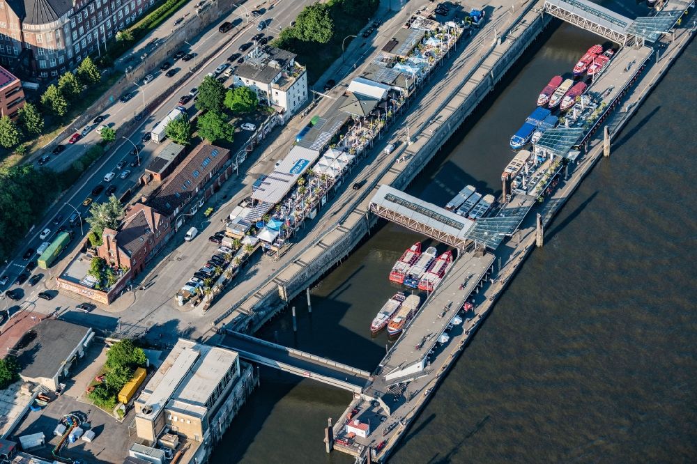 Luftbild Hamburg - Hafenanlagen, Landungsbrücken am Ufer des Flußverlaufes der der Elbe in Hamburg, Deutschland