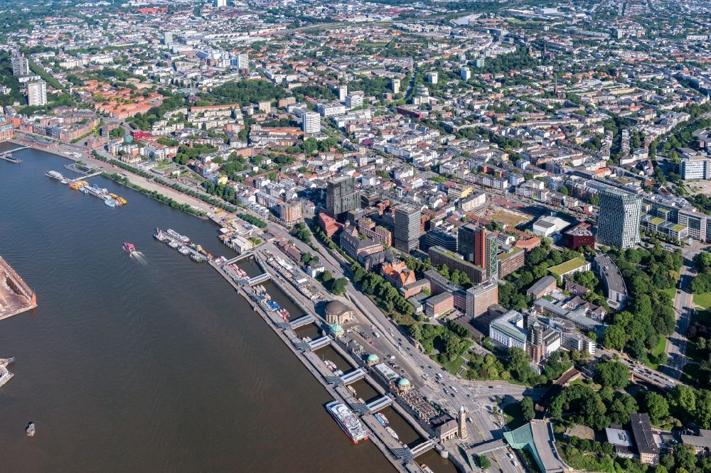 Luftbild Hamburg - Hafenanlagen, Landungsbrücken am Ufer des Flußverlaufes der der Elbe in Hamburg, Deutschland