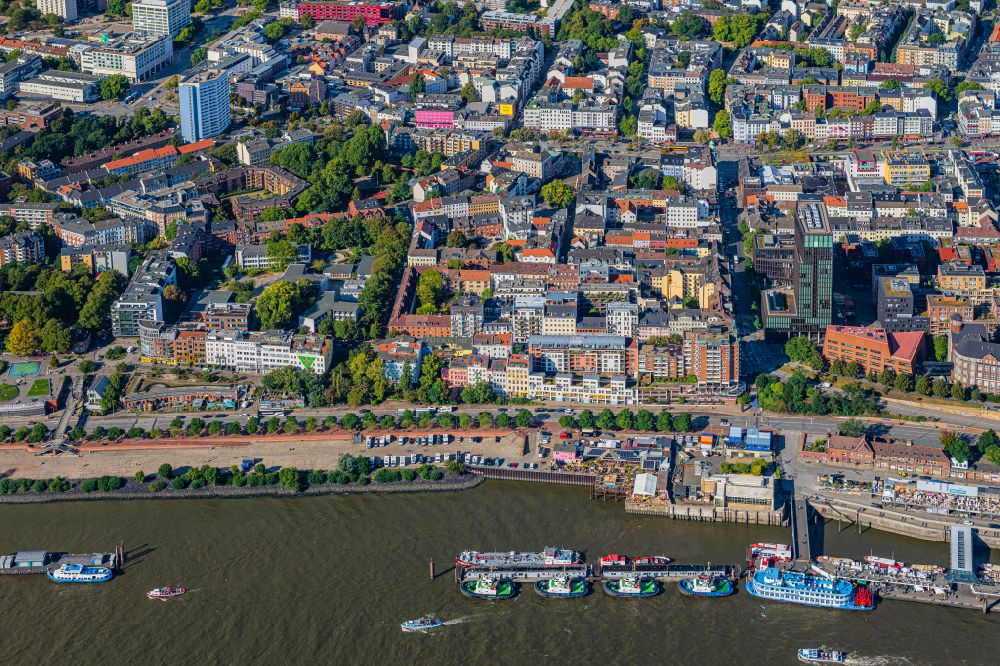 Hamburg von oben - Hafenanlagen, Landungsbrücken am Ufer des Flußverlaufes der der Elbe in Hamburg, Deutschland