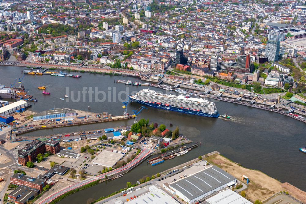 Hamburg aus der Vogelperspektive: Hafenanlagen, Landungsbrücken am Ufer des Flußverlaufes der der Elbe in Hamburg, Deutschland