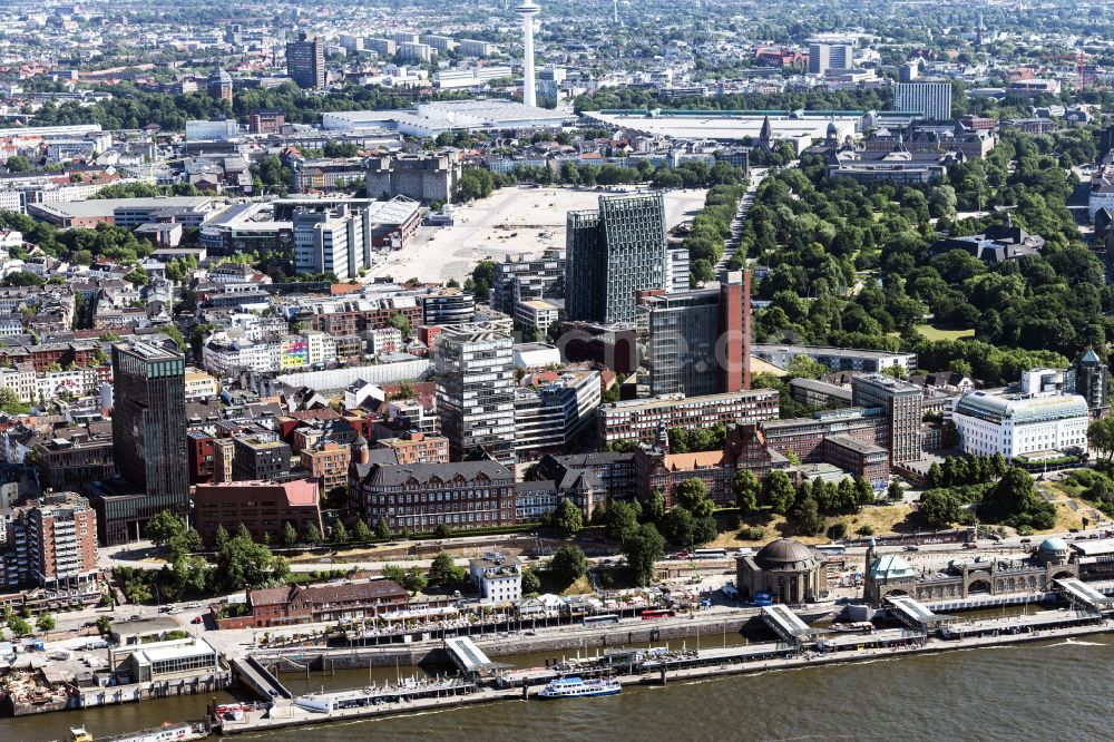 Hamburg von oben - Hafenanlagen Landungsbrücken am Ufer des Flussverlaufes der Elbe in Hamburg, Deutschland