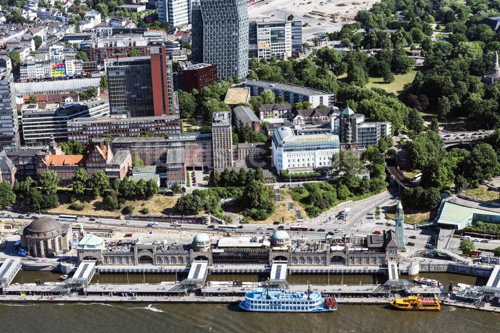 Luftbild Hamburg - Hafenanlagen Landungsbrücken am Ufer des Flussverlaufes der Elbe in Hamburg, Deutschland
