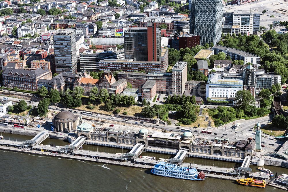 Luftaufnahme Hamburg - Hafenanlagen Landungsbrücken am Ufer des Flussverlaufes der Elbe in Hamburg, Deutschland